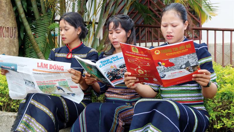 Chắt lọc những thông tin trên các tờ báo Đảng trở thành nền nếp đối với cán bộ, đảng viên trên địa bàn huyện Đam Rông.