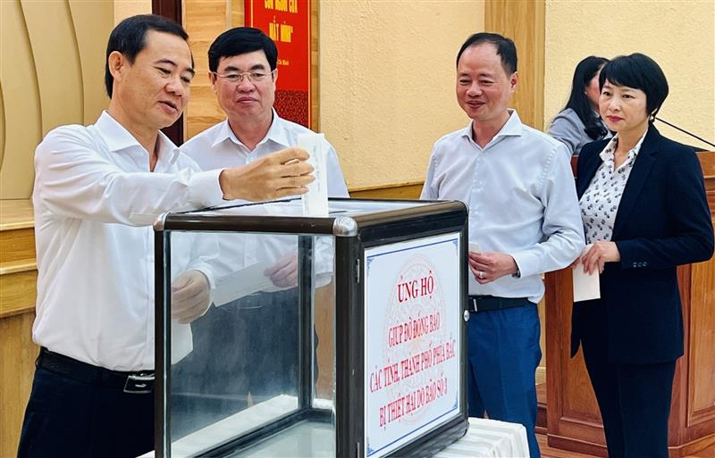 Các đồng chí lãnh đạo tỉnh trực tiếp ủng hộ đồng bào miền Bắc bị thiệt hại do bão, lũ.