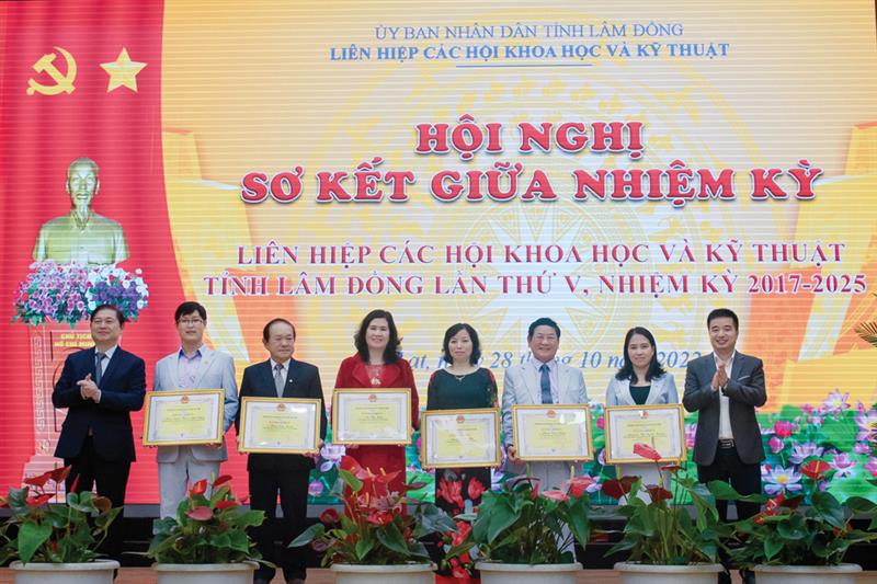 Đ/c Phan Xuân Dũng - Bí thư Đảng Đoàn, Chủ tịch Liên hiệp các Hội KH&KT Việt Nam (đầu tiên bên trái)tặng bằng khen cho các cá nhân có thành tích xuất sắc trong hoạt động giai đoạn 2017-2022. Ảnh: Quỳnh Uyển.