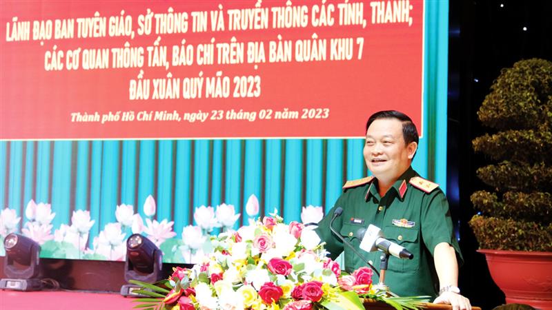 Trung tướng Trần Hoài Trung - Bí thư Đảng ủy, Chính ủy Quân khu 7 phát biểu tại buổi gặp mặt các cơ quan tuyên giáo, báo chí trên địa bàn Quân khu 7, năm 2023.
