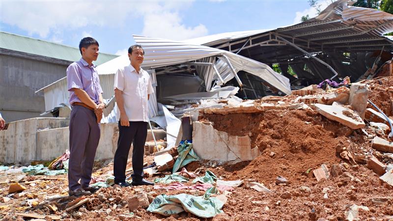 Quyền Bí thư Tỉnh uỷ Nguyễn Thái Học quan sát hiện trường vị trí sạt lở đất tại xã Đạ K'Nàng vào ngày 15 và 20/7 làm 3 người dân thiệt mạng.