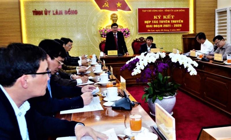 Đ/C Trần Đình Văn - Phó Bí thư Thường trực Tỉnh ủy Lâm Đồng phát biểu tại buổi ký kết thỏa thuận hợp tác thông tin.