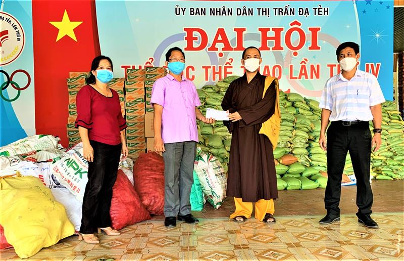 ông Nguyễn Văn Tuyên - Chủ tịch Ủy ban MTTQ Việt Nam huyện Đạ Tẻh nhân quà từ những nhà hảo tâm.