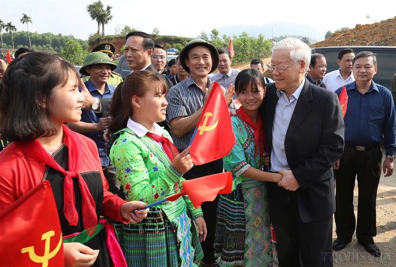 Tổng Bí thư, Chủ tịch nước Nguyễn Phú Trọng với các tầng lớp Nhân dân các dân tộc tỉnh Yên Bái dự Tết trồng cây.