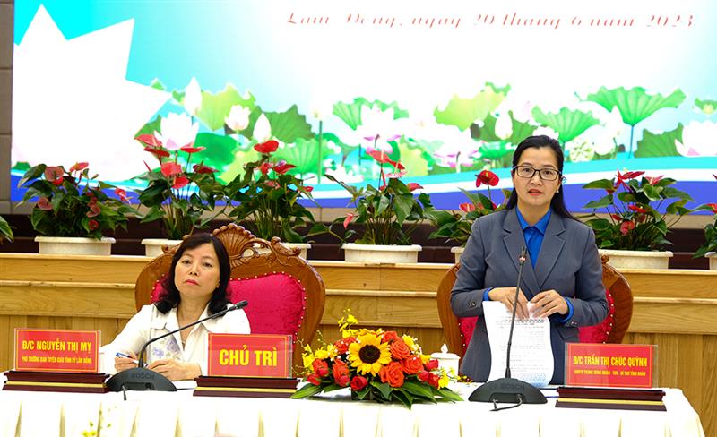 Đồng chí Trần Thị Chúc Quỳnh - Bí thư Tỉnh Đoàn và đồng chí Nguyễn Thị Mỵ - Phó Trưởng Ban Tuyên giáo Tỉnh ủy chủ trì tọa đàm.