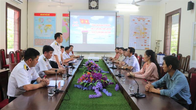 Đoàn công tác và Vùng 4 Hải quân đã trao đổi, thông tin về tình hình thực hiện Chương trình phối hợp giữa Tỉnh ủy Lâm Đồng với Bộ Tư lệnh Hải quân