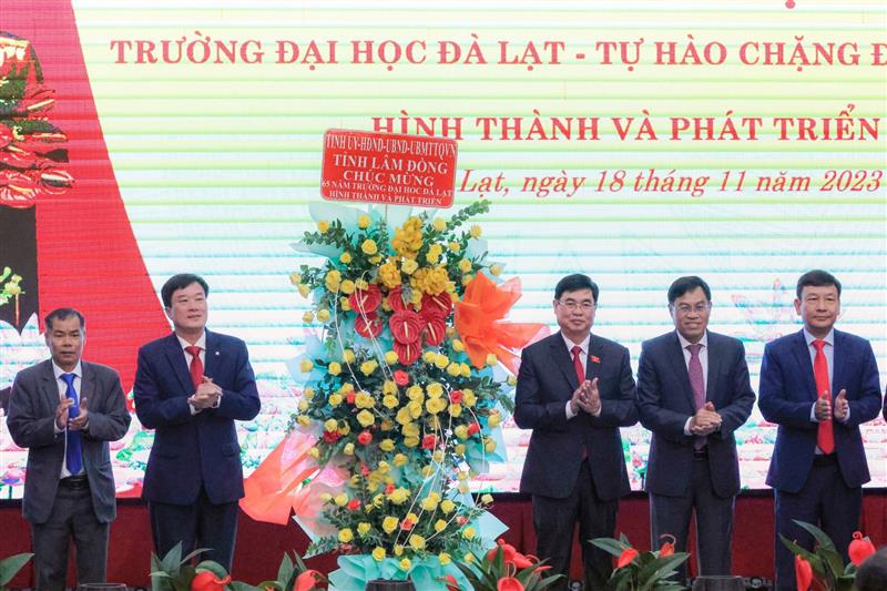 Lãnh đạo Tỉnh ủy, UBND tỉnh tặng hoa chúc mừng Trường Đại học Đà Lạt. Ảnh Thụy Trang.