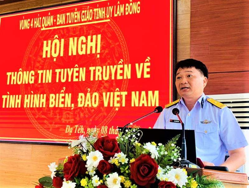Thiếu tá Bùi Xuân Bình - Chính ủy Lữ đoàn 162 (Bộ tư lệnh Vùng 4 Hải quân) phát biểu tại buổi tuyên truyền