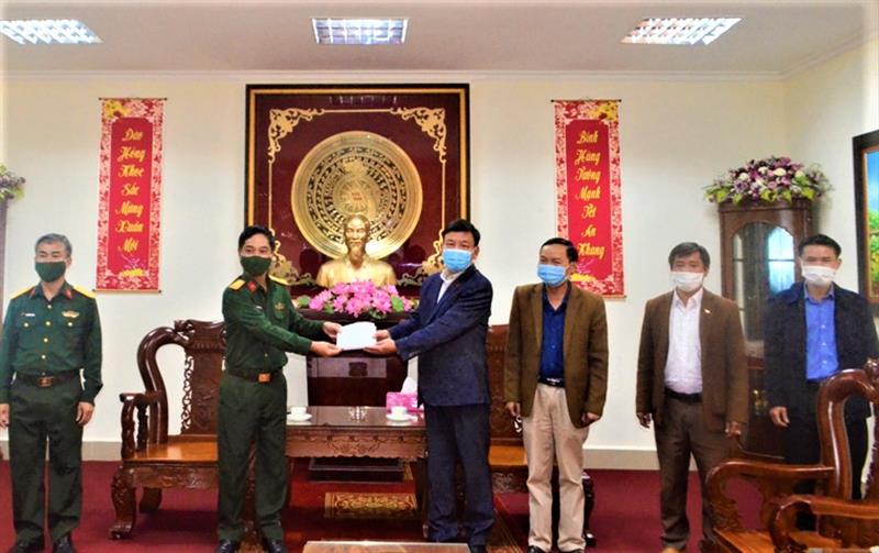 Trưởng Ban Tuyên giáo Tỉnh ủy Lâm Đồng Bùi Thắng trao tặng 176 triệu đồng cho Bộ Chỉ huy Quân sự tỉnh để hỗ trợ cán bộ, chiến sĩ đang trực tiếp tham gia công tác phòng chống dịch bệnh Covid-19
