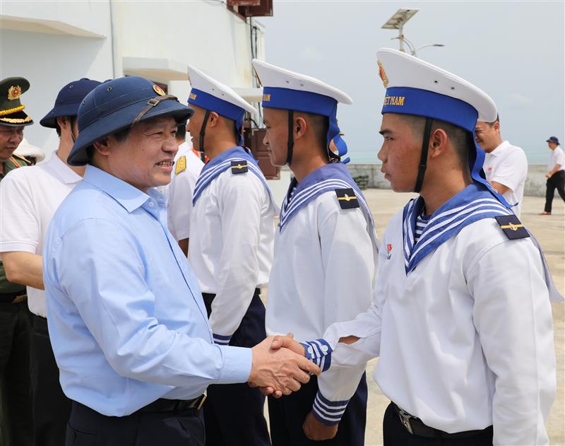 Đồng chí Lại Xuân Môn, Ủy viên Trung ương Đảng, Phó Trưởng ban Thường trực Ban Tuyên giáo Trung ương thăm hỏi các chiến sỹ đảo Đông A trong chuyến công tác tại Trường Sa (5/2023).