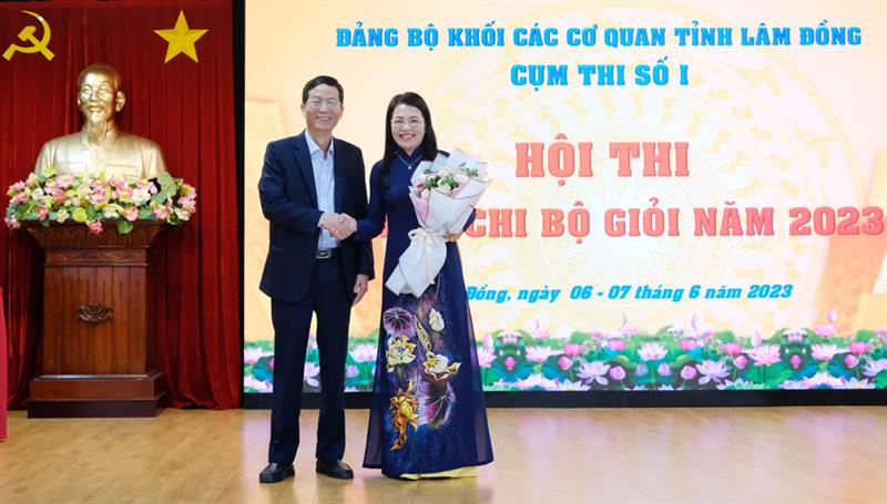Ông Mai Giang Nam - Giám đốc Kho bạc Nhà nước tỉnh Lâm Đồng - Trưởng Ban tổ chức hội thi tặng hoa cho đại diện Ban giám khảo.