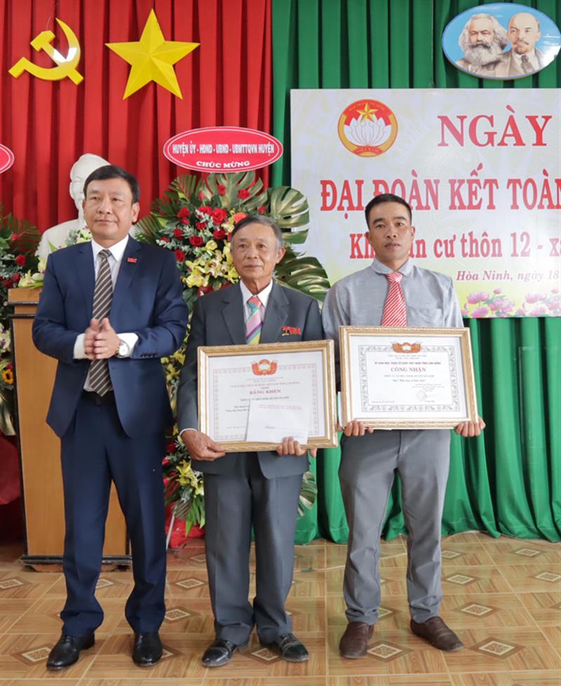 Trưởng Ban Tuyên giáo Tỉnh ủy Bùi Thắng trao Bằng khen của Ủy ban MTTQ Việt Nam tỉnh và giấy công nhận Khu dân cư kiểu mẫu cho Thôn 12, xã Hòa Ninh.