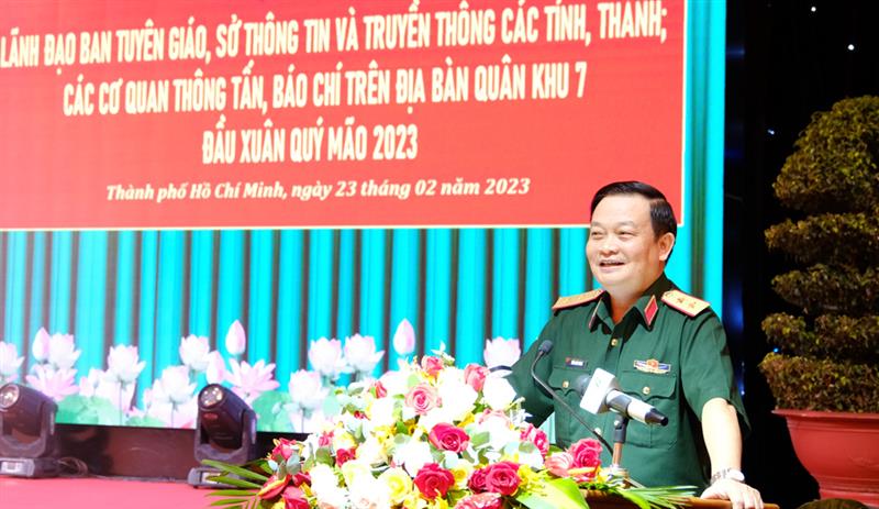 Trung tướng Trần Hoài Trung - Bí thư Đảng uỷ, Chính ủy Quân khu 7 chủ trì buổi gặp mặt..