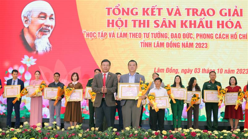 Đồng chí Bùi Thắng - Ủy viên Ban Thường vụ, Trưởng Ban Tuyên giáo Tỉnh ủy, Trưởng Ban Tổ chức Hội thi trao giải Nhất cho đội thi thành phố Bảo Lộc.