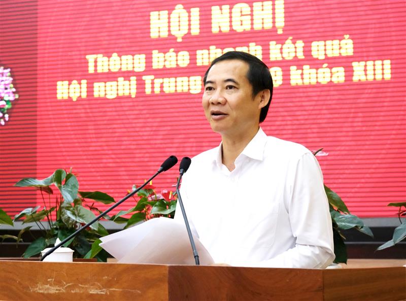 Đồng chí Nguyễn Thái Học - Quyền Bí thư Tỉnh ủy thông báo nhanh đến các đại biểu kết quả Hội nghị lần thứ 9, Ban Chấp hành Trung ương Đảng khoá XIII.