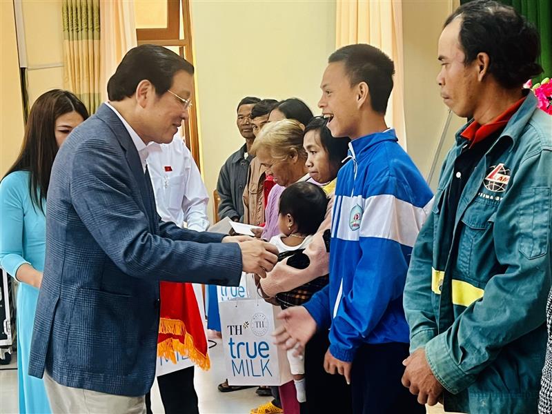 Trưởng Ban Nội chính Trung ương tặng quà cho hộ gia đình chính sách, khó khăn của xã Lát.