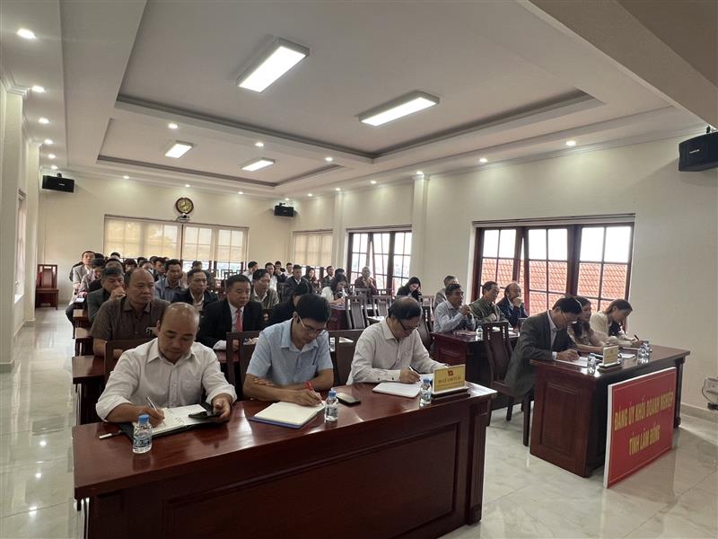 Các đại biểu tham dự Hội nghị tại điểm cầu Đảng ủy Khối Doanh nghiệp tỉnh Lâm Đồng.