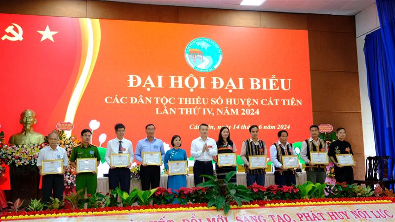 Đồng chí Nguyễn Tiến Dũng trao khen thưởng của UBND huyện Cát Tiên cho các tập thể.
