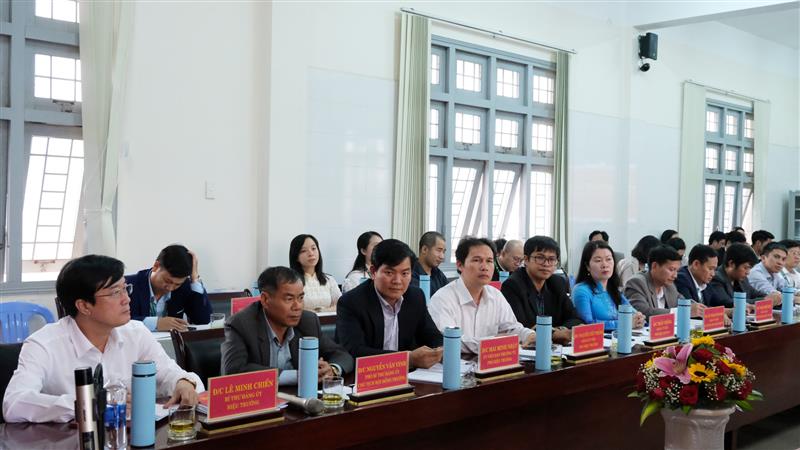 Các đồng chí trong Ban Chấp hành Đảng bộ, Ban Giám hiệu Trường Đại học Đà Lạt tham gia buổi làm việc.