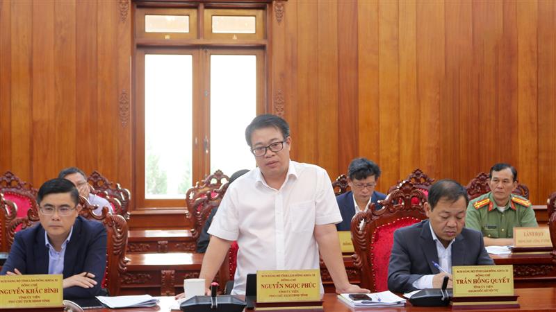 Phó Chủ tịch UBND tỉnh Nguyễn Ngọc Phúc trao đổi về công tác thẩm tra, xác minh nhân sự .