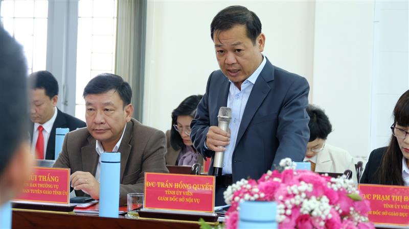 Giám đốc Sở Nội vụ trả lời vấn đề về đăng ký, quản lý lao động nước ngoài làm việc tại Trường Đại học Đà Lạt.