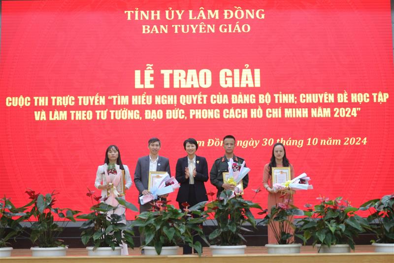 Đồng chí Phạm Thị Phúc – Phó Bí thư Tỉnh ủy, Chủ tịch HĐND tỉnh trao Giấy chứng nhận cho các cá nhân đạt giải nhất Cuộc thi trực tuyến Tìm hiểu nghị quyết của Đảng bộ tỉnh; chuyên đề học tập và làm theo tư tưởng, đạo đức, phong cách Hồ Chí Minh năm 2024