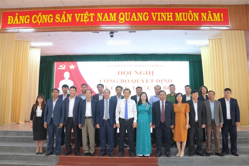 Các đồng chí lãnh đạo tỉnh chụp hình lưu niệm với Ban Thường vụ Huyện ủy Lạc Dương.