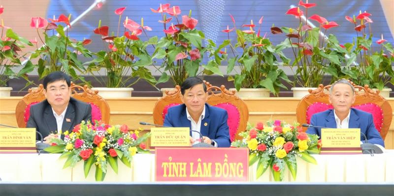 Các đồng chí Thường trực Tỉnh ủy Lâm Đồng tham dự hội nghị tại điểm cầu Tỉnh ủy Lâm Đồng.