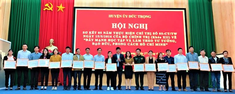 Đồng chí Phạm Thị Thanh Thúy – Phó Chủ tịch UBND huyện và đồng chí Võ Văn Hải – Trưởng Ban Tuyên giáo Huyện ủy, trao giấy khen cho các cá nhân xuất sắc.