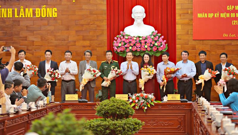 Lãnh đạo tỉnh Lâm Đồng tặng hoa chúc mừng các nhà báo nhân ngày 21/6.