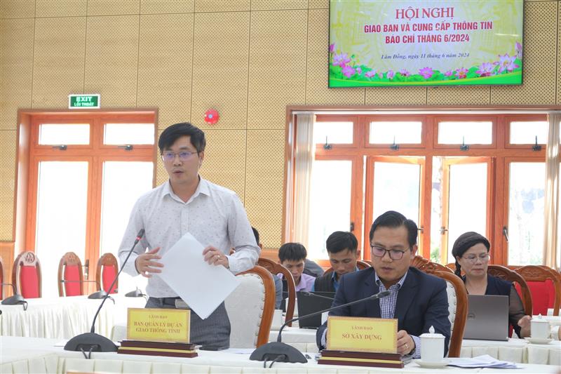 Đại diện lãnh đạo Ban Quản lý dự án giao thông tỉnh thông tin về dự án đường cao tốc Tân Phú - Bảo Lộc, Bảo Lộc - Liên Khương.