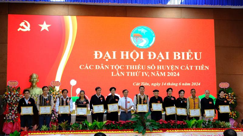 Đồng chí Dương Hùng Cường trao khen thưởng của UBND huyện Cát Tiên cho các cá nhân.