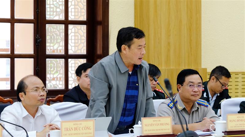 Chủ tịch UBND TP Bảo Lộc Nguyễn Văn Phương trả lời các ý kiến của công dân.