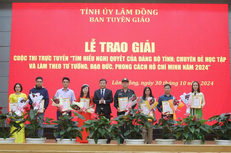 Đồng chí Bùi Thắng - Ủy viên Ban Thường vụ, Trưởng Ban Tuyên giáo Tỉnh ủy trao Giấy chứng nhận cho các cá nhân đạt giải nhì Cuộc thi trực tuyến