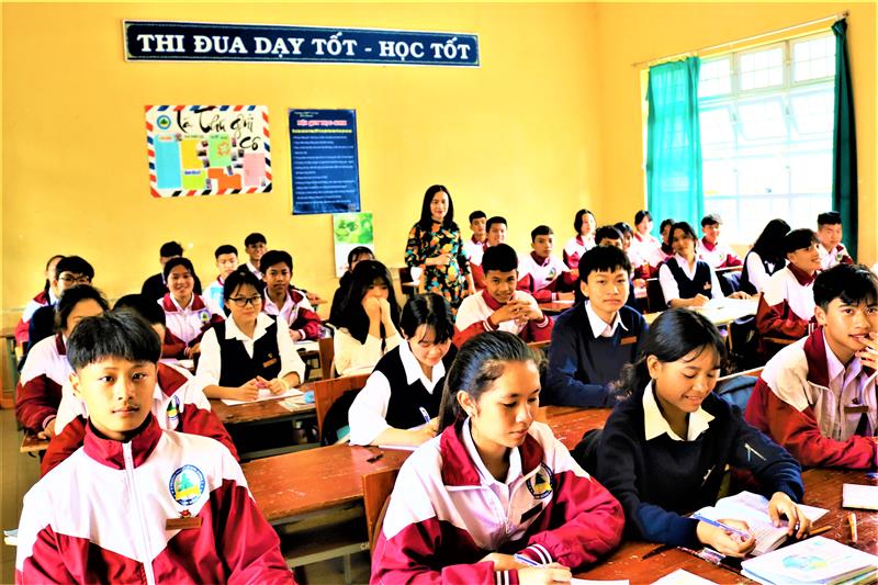 Cô Hiệu trưởng Nguyễn Thị Huệ trong một tiết lên lớp.