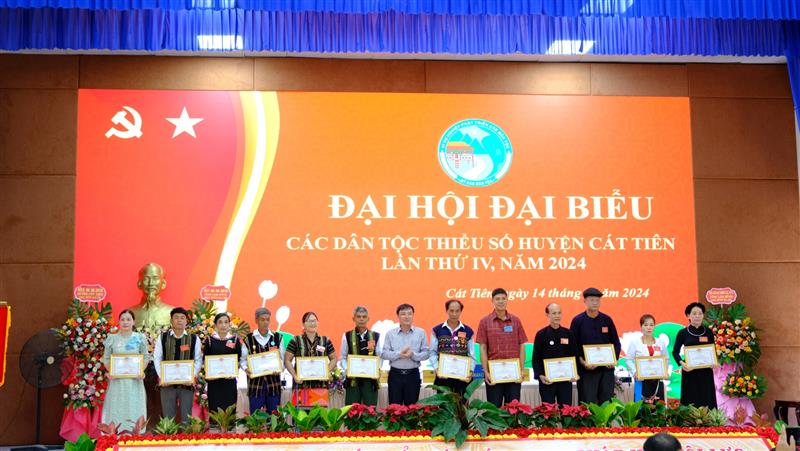 Đồng chí Nguyễn Hoàng Phúc trao khen thưởng của UBND huyện cho các cá nhân.