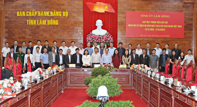 Lãnh đạo tỉnh Lâm Đồng chụp hình lưu niệm với các nhà báo.