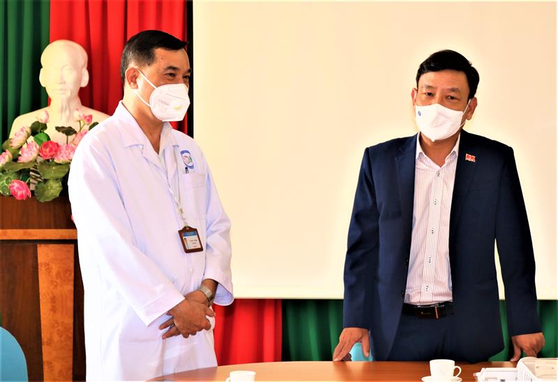 Đồng chí Bùi Thắng lắng nghe TS.BS-Lê Thọ - Giám đốc Bệnh viện Nhi Lâm Đồng, kiêm Giám đốc khu điều trị bệnh nhân Covid-19, thông tin sơ lược về hoạt động tiếp nhận bệnh nhân.