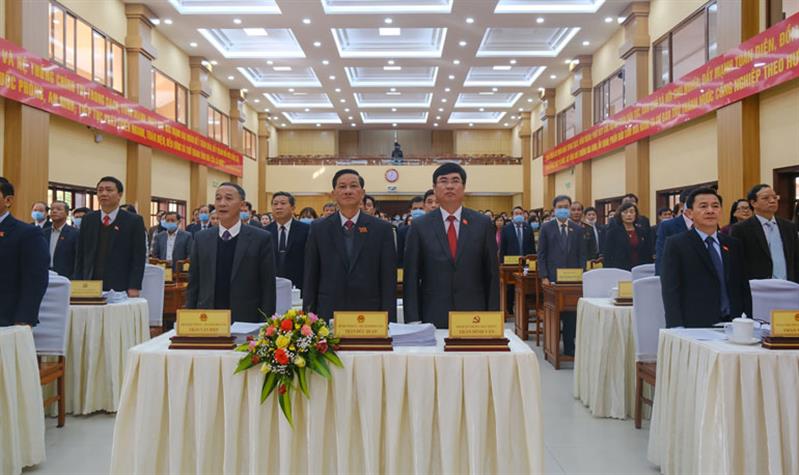 Các đại biểu làm nghi thức chào cờ khai mạc Kỳ họp thứ 17 HĐND tỉnh khoá IX tại Hội trường Tỉnh uỷ Lâm Đồng