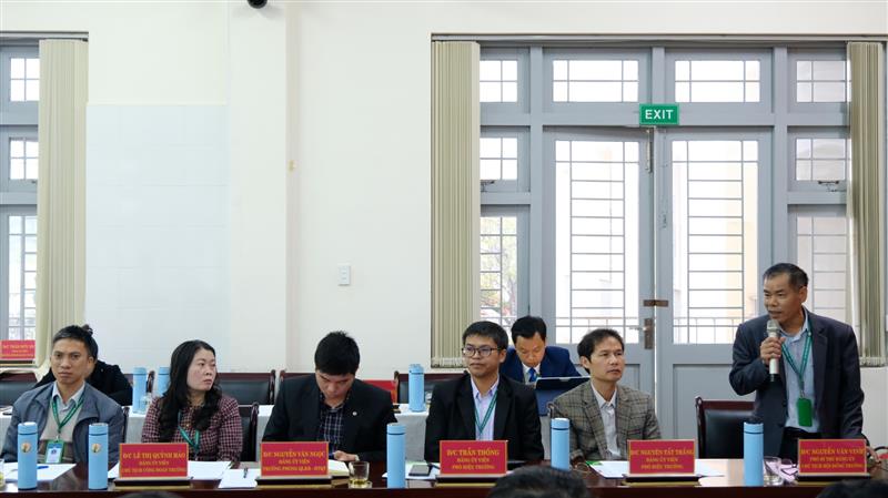 Các đồng chí lãnh đạo Trường Đại học Đà Lạt tham gia ý kiến tại buổi làm việc.