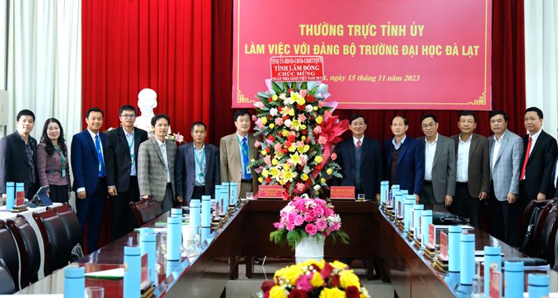 Lãnh đạo tỉnh tặng hoa chúc mừng trường Đại học Đà Lạt nhân ngày 20/11.