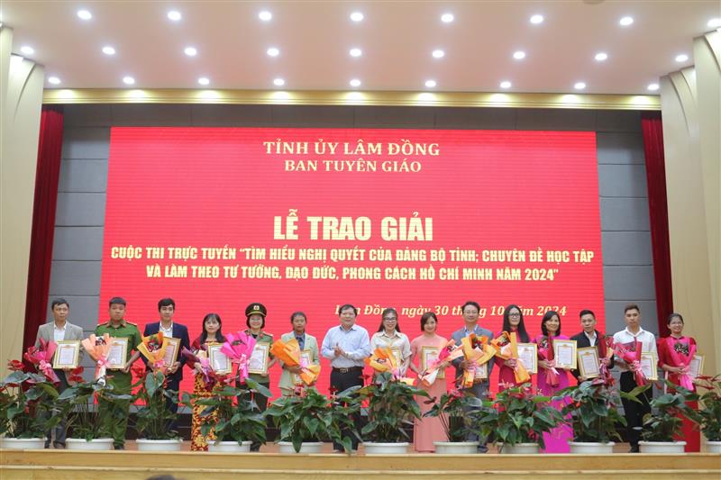 Đồng chí Nguyễn Vĩnh Phúc - Hiệu trưởng Trường Chính trị tỉnh trao Giấy chứng nhận cho các cá nhân đạt giải khuyến khích Cuộc thi trắc nghiệm từ tuần thứ năm đến tuần thứ tám