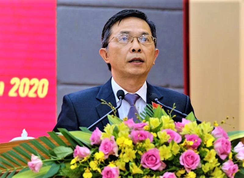 Đồng chí Đặng Trí Dũng, Phó Chủ tịch UBND tỉnh Lâm Đồng báo cáo về tình hình thực hiện kế hoạch KT-XH năm 2020 và kế hoạch phát triển KT-XH năm 2021
