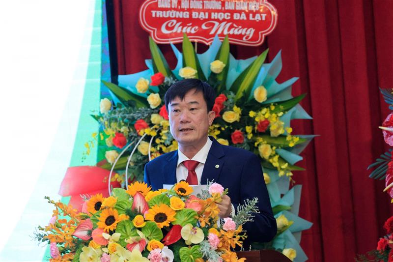 TS. Lê Minh Chiến - Hiệu trưởng Trường Đại học Đà Lạt đọc diễn văn ôn lại truyền thống. Ảnh Thụy Trang.