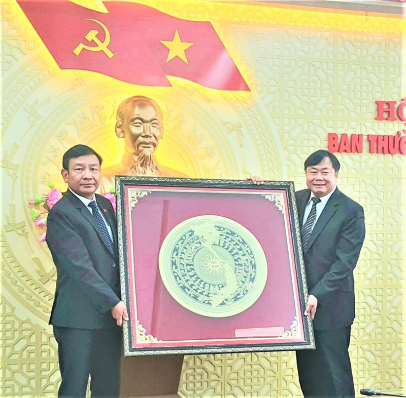 Ban Giám đốc Học viện Chính trị Khu vực II tặng quà cho Tỉnh ủy Lâm Đồng. Ảnh Thanh Hồng