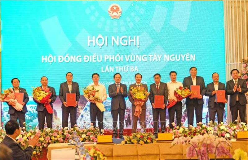 Phó Thủ tướng Trần Lưu Quang trao Quyết định số 377/QĐ-TTg ngày 5/5/2024 của Thủ tướng Chính phủ phê duyệt Quy hoạch Vùng Tây Nguyên thời kỳ 2021-2030, tầm nhìn đến năm 2050 cho lãnh đạo các tỉnh Tây Nguyên. (Ảnh: TTXVN)