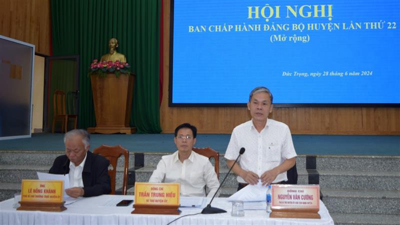 Đồng chí Nguyễn Văn Cường - Chủ tịch UBND huyện, phát biểu tại hội nghị.