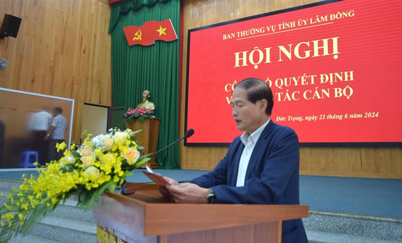 Đồng chí Nguyễn Trọng Ánh Đông - Ủy viên Ban Thường vụ, Trưởng Ban Tổ chức Tỉnh ủy công bố quyết định của Ban Thường vụ Tỉnh ủy.