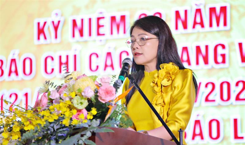 Nhà báo Hồ Thị Lan - Tổng Biên tập Báo Lâm Đồng phát biểu ôn lại truyền thống 98 năm Ngày Báo chí Cách mạng Việt Nam.