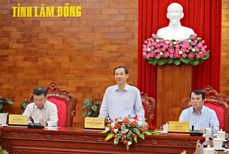 Các đồng chí chủ trì buổi gặp mặt phóng viên báo chí trên địa bàn tỉnh nhân dịp kỷ niệm 99 năm Ngày Báo chí Cách mạng Việt Nam.